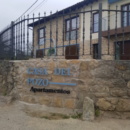 Vista de la Fachada principal con un rotulo de letras corpóreas sobre metacrilato trasparente